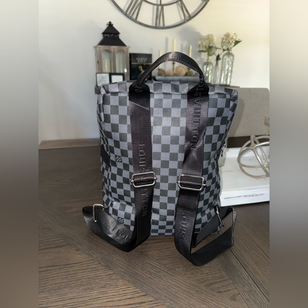 LV backpack - Picture 3 of 10